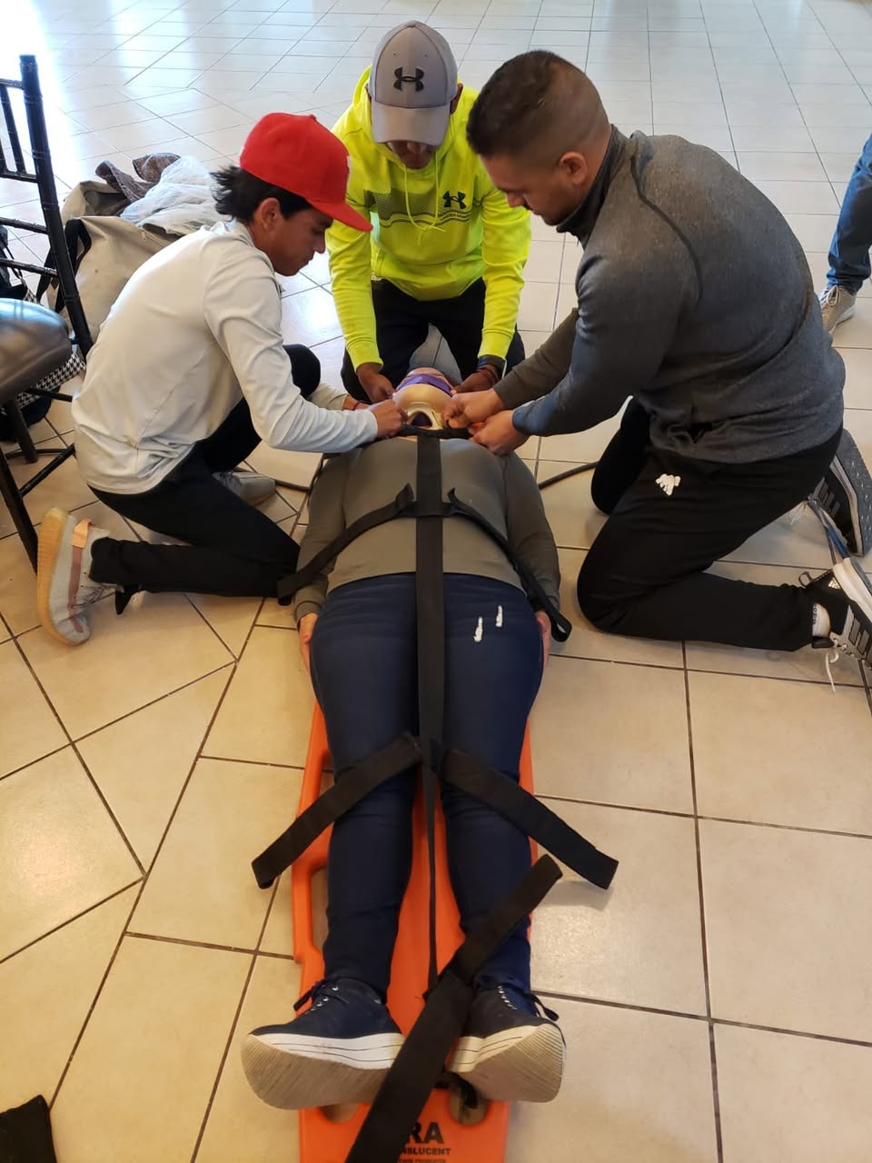 Participantes realizando una práctica de inmovilización en un curso de primeros auxilios de Talenttec